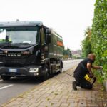 Camion Ecospurghi con personale che effettua la disinfestazione