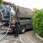 Operai che effettuano spurghi alla rete fognaria