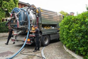 Operai che effettuano spurghi alla rete fognaria