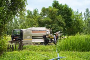 Operatori in un campo che eseguono uno spurgo