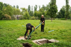 Operai che effettuano spurghi a fognature all'aperto
